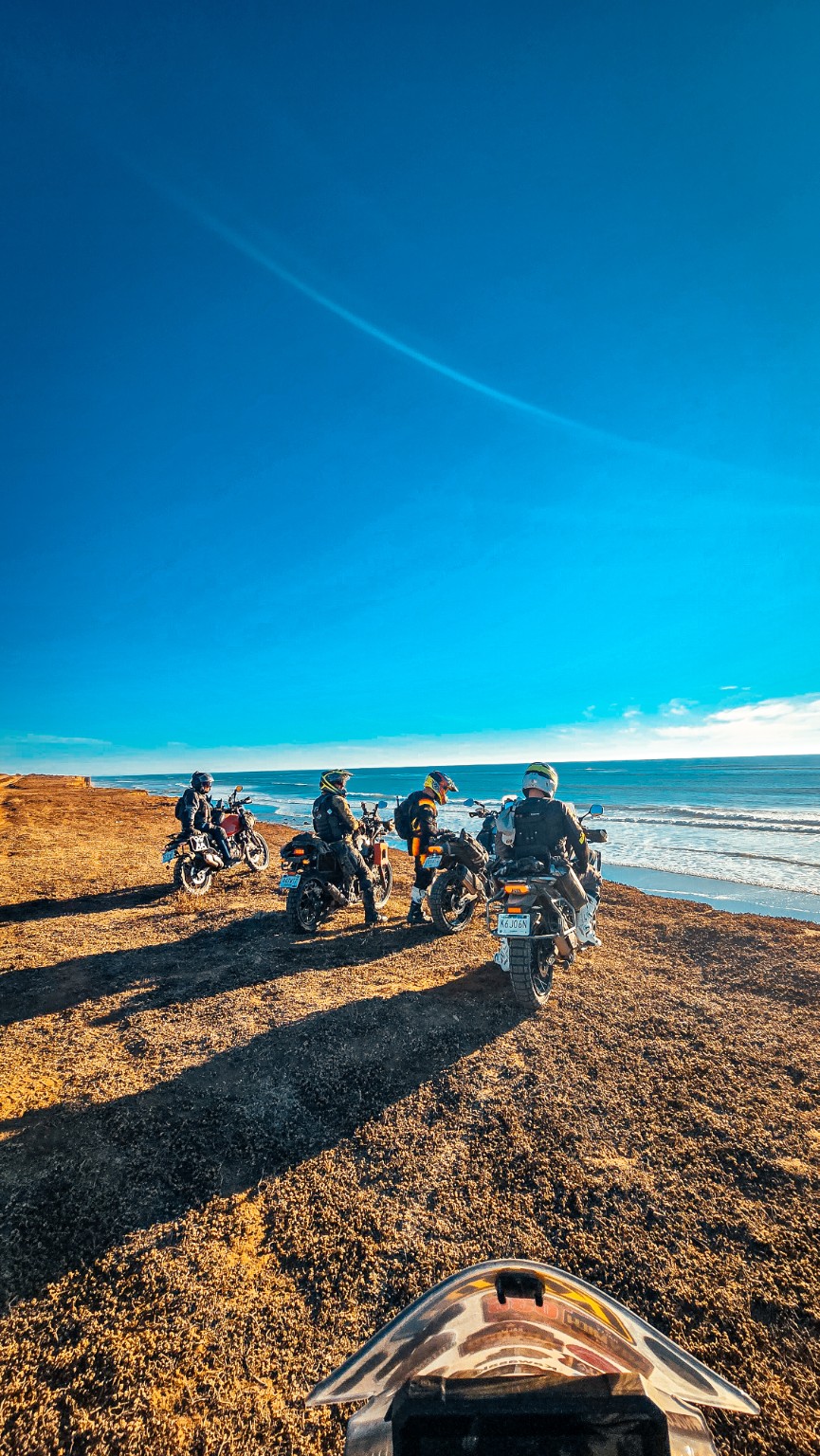 Grupo de motociclistas detenido junto a la costa de Baja