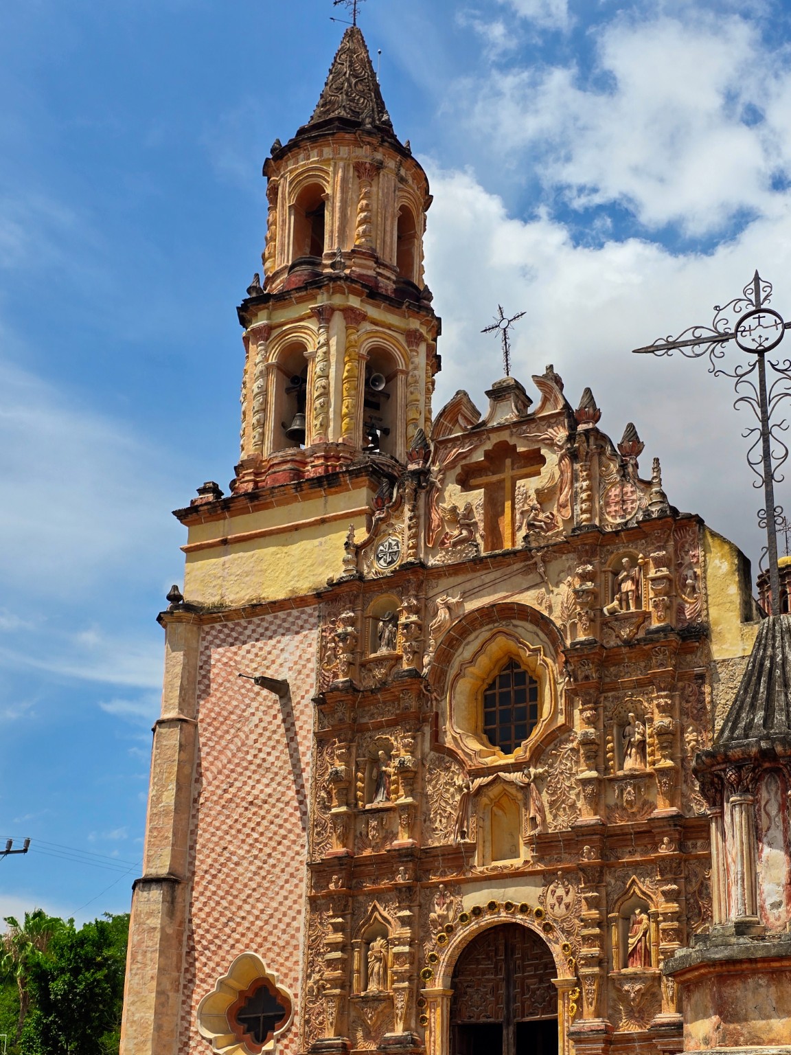 Fachada y campanario de una misión bajo el cielo azul
