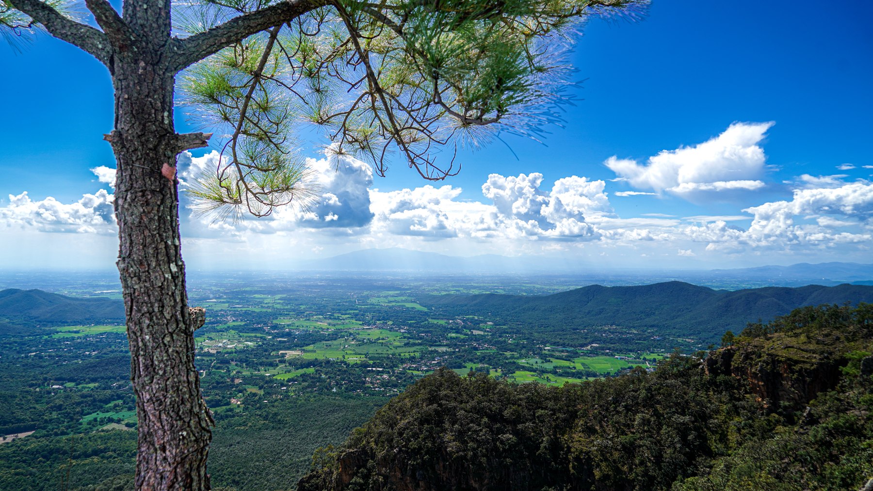 Montañas y valles verdes de la región de Chiang Mai, Tailandia